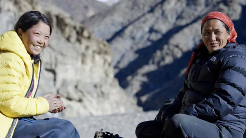 media/img/film/snow-leopard-sisters.hero.webp